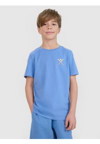 4f - 4F T-shirt regular z nadrukiem chłopięcy - granatowy 134 (8-9 lat). Okazja: na co dzień. Kolor: niebieski. Materiał: dzianina, jersey, bawełna. Długość rękawa: krótki rękaw. Długość: krótkie. Wzór: nadruk. Sezon: lato. Styl: casual, klasyczny, sportowy #1