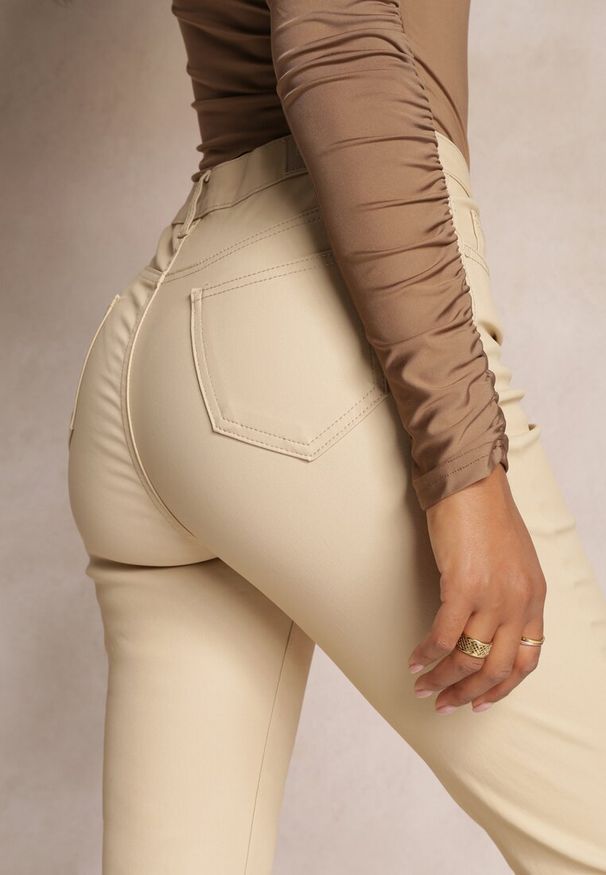 Renee - Beżowe Casualowe Spodnie Skinny o Modelującym Fasonie Elovi. Okazja: na co dzień. Kolor: beżowy. Styl: casual