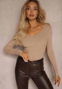 Renee - Ciemnobeżowy Sweter o Klasycznym Fasonie w Drobne Prążki Vorida. Typ kołnierza: dekolt w łódkę. Kolor: beżowy. Materiał: tkanina, jeans. Wzór: prążki. Styl: klasyczny