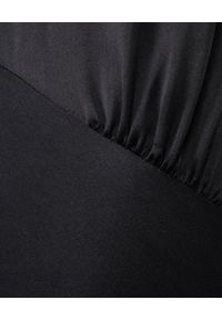 JENESEQUA - Czarna sukienka z jedwabiu Noli. Kolor: czarny. Materiał: jedwab. Długość rękawa: na ramiączkach. Sezon: jesień. Typ sukienki: kopertowe, dopasowane. Styl: klasyczny. Długość: maxi #3