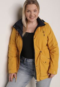 Born2be - Żółto-Granatowa Przejściowa Kurtka Dwustronna Parka z Pikowaniem i Kapturem Tidare. Okazja: na co dzień, na spacer. Kolekcja: plus size. Kolor: żółty. Materiał: jeans, poliester. Styl: casual, sportowy #1