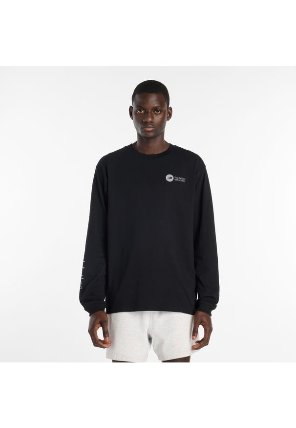 Koszulka męska New Balance MT61H4CYBK – czarna. Kolor: czarny. Materiał: bawełna, dresówka. Długość rękawa: długi rękaw. Wzór: aplikacja, napisy, kolorowy