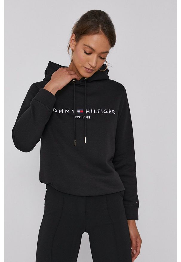 TOMMY HILFIGER - Tommy Hilfiger Bluza damska kolor czarny z kapturem z aplikacją. Okazja: na co dzień. Typ kołnierza: kaptur. Kolor: czarny. Materiał: dzianina. Wzór: aplikacja. Styl: casual
