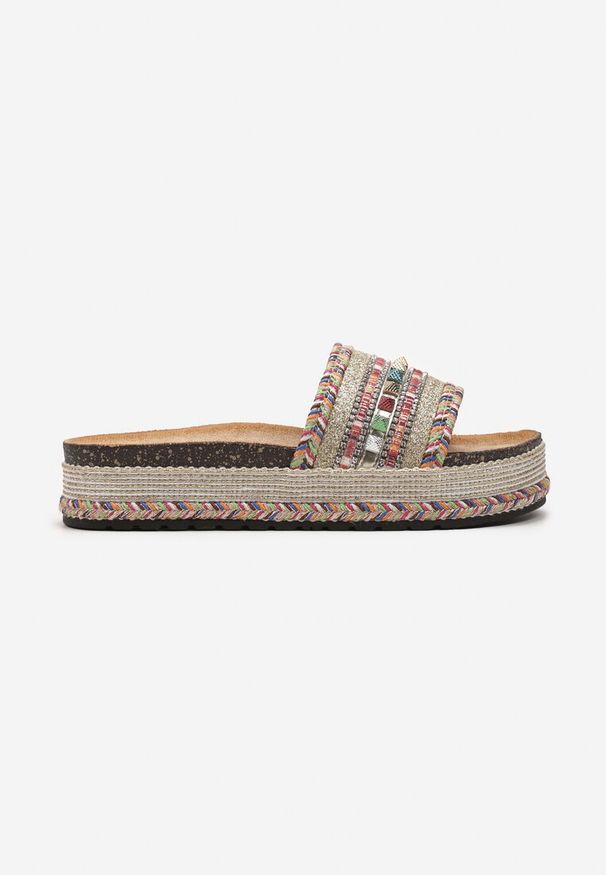 Born2be - Beżowe Klapki w Stylu Boho Ozdobione Kamieniami i Plecionką Veritta. Nosek buta: otwarty. Kolor: beżowy. Materiał: materiał. Wzór: aplikacja. Sezon: lato. Obcas: na obcasie. Styl: boho. Wysokość obcasa: niski
