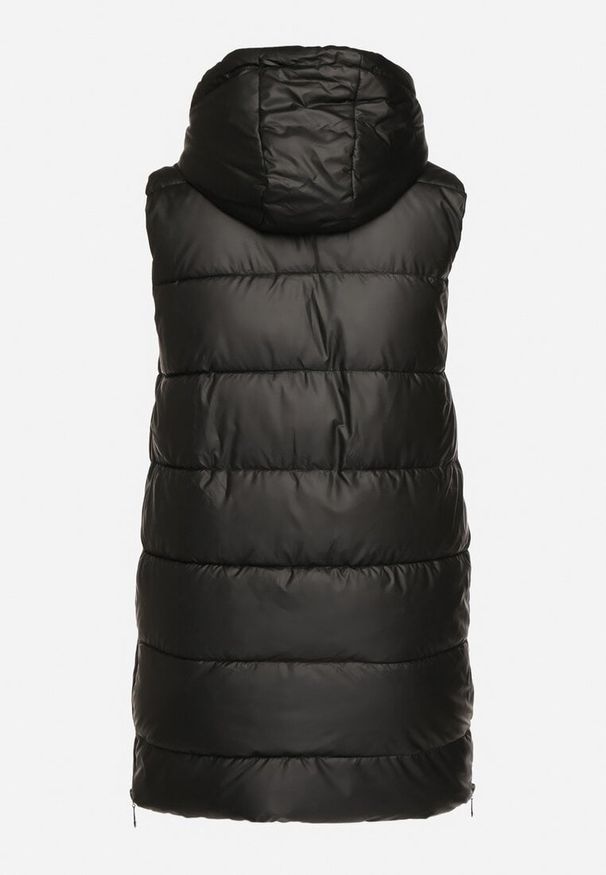 Born2be - Czarna Pikowana Kamizelka z Kapturem na Suwak i Napy Timella. Okazja: na co dzień, na spacer. Typ kołnierza: kaptur. Kolekcja: plus size. Kolor: czarny. Materiał: jeans. Wzór: aplikacja. Styl: casual, elegancki, klasyczny