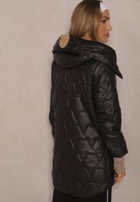 Renee - Czarna Kurtka Ozdobiona Pikowaniem z Rękawami Zakończonymi Ściągaczami i Kapturem Celosira. Okazja: na co dzień, na spacer. Kolor: czarny. Materiał: jeans. Wzór: aplikacja. Styl: elegancki, casual #5