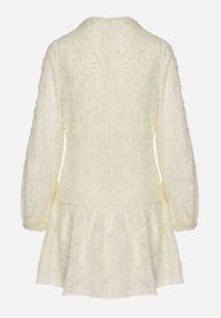 Born2be - Jasnobeżowa Koronkowa Sukienka z Kopertowym Dekoltem i Marszczeniami Labisse. Okazja: na co dzień. Typ kołnierza: dekolt kopertowy. Kolor: beżowy. Materiał: koronka. Typ sukienki: kopertowe. Styl: casual, klasyczny #2