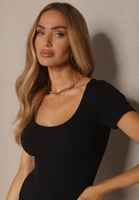 Renee - Czarny T-shirt Bawełniany z Wyciętym Okrągłym Dekoltem Efralea. Okazja: na co dzień. Kolor: czarny. Materiał: bawełna. Styl: klasyczny, elegancki, casual