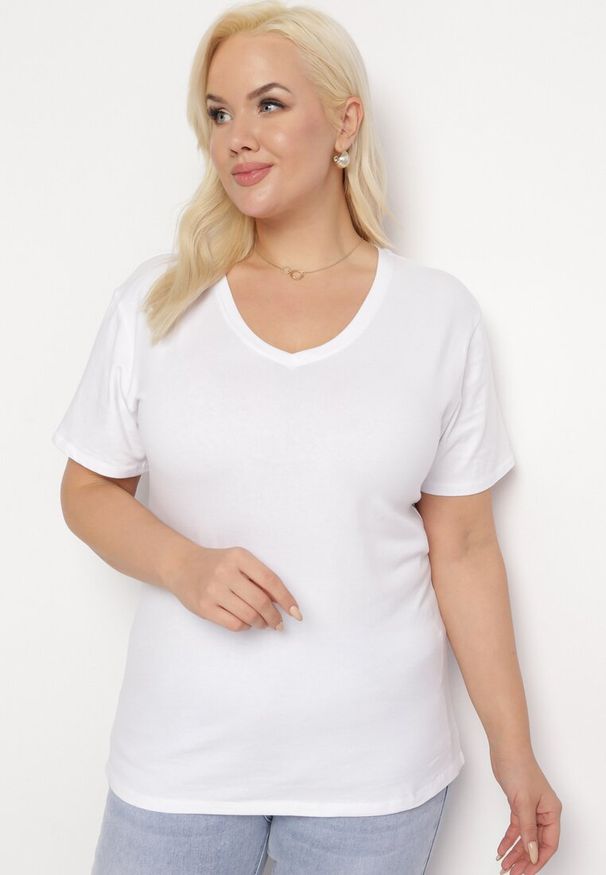 Born2be - Biały T-shirt Genilin. Okazja: na co dzień. Typ kołnierza: dekolt w kształcie V. Kolor: biały. Materiał: dzianina. Długość rękawa: krótki rękaw. Długość: krótkie. Wzór: gładki. Styl: klasyczny, wizytowy, casual