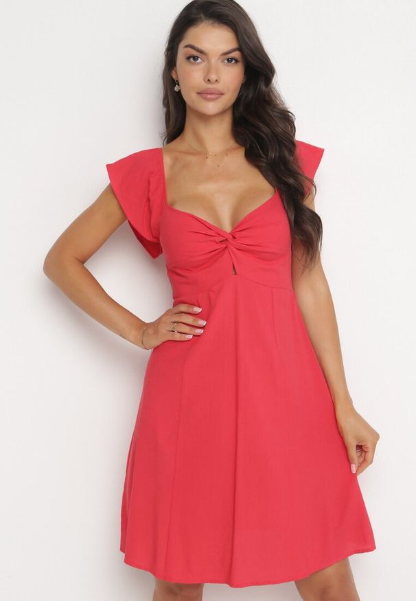 Born2be - Czerwona Bawełniana Mini Sukienka z Wycięciem przy Dekolcie Miauri. Kolor: czerwony. Materiał: bawełna. Długość rękawa: krótki rękaw. Długość: mini