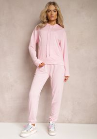 Renee - Jasnoróżowy Klasyczny Komplet Dresowy z Bluzą Kangurką i Spodniami Typu Jogger Salevia. Kolor: różowy. Materiał: dresówka #4