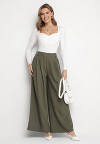 Born2be - Ciemnozielone Spodnie o Fasonie Palazzo z Wsuwanymi Kieszeniami Adivena. Okazja: na co dzień. Stan: podwyższony. Kolor: zielony. Materiał: jedwab. Długość: długie. Styl: elegancki, casual #4