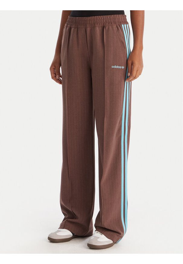 Adidas - adidas Spodnie dresowe JX5308 Brązowy Regular Fit. Kolor: brązowy. Materiał: syntetyk