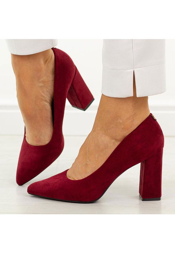 Bordowe czółenka damskie na słupku Sergio Leone Pb216. Okazja: na spotkanie biznesowe, na ślub cywilny, na wesele. Kolor: czerwony. Materiał: zamsz. Szerokość cholewki: normalna. Sezon: wiosna, jesień. Obcas: na słupku. Styl: biznesowy, elegancki, klasyczny