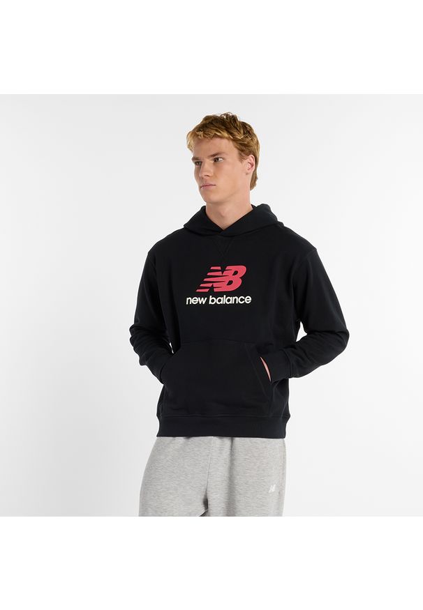 Bluza męska New Balance MT51512BK – czarna. Typ kołnierza: kaptur. Kolor: czarny. Materiał: bawełna, materiał, dresówka. Wzór: aplikacja, napisy