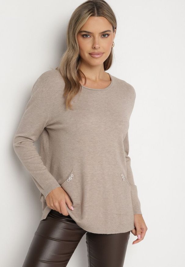 Born2be - Beżowy Sweter o Klasycznym Fasonie z Ozdobnymi Guzikami Marivra. Kolor: beżowy. Materiał: jeans. Styl: klasyczny