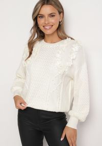 Born2be - Biały Sweter o Prostym Kroju Zdobiony Aplikacją w Kształcie Kwiatów z Perełkami Leavirae. Okazja: na co dzień. Kolor: biały. Materiał: jeans. Wzór: aplikacja, kwiaty. Styl: klasyczny, elegancki, casual #6