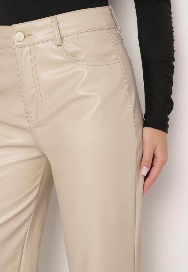 Born2be - Beżowe Spodnie o Szerokim Kroju z Wysokim Stanem z Ekoskóry Enadria. Okazja: na co dzień. Stan: podwyższony. Kolor: beżowy. Sezon: zima. Styl: casual, elegancki, klasyczny