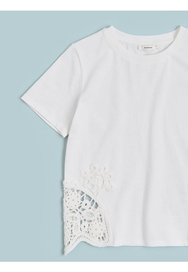 Reserved - T-shirt z ażurową wstawką - biały. Kolor: biały. Materiał: dzianina, bawełna. Wzór: ażurowy