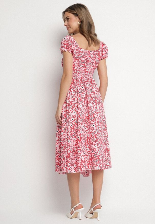 Born2be - Czerwona Sukienka Rozkloszowana w Kwiaty z Bawełną i Bufkami Sanirla. Kolor: czerwony. Materiał: bawełna. Wzór: kwiaty. Typ sukienki: rozkloszowane