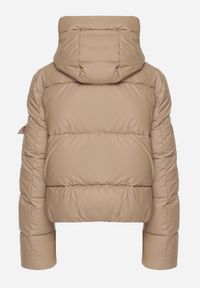 Born2be - Ciemnobeżowa Prosta Kurtka Pikowana z Kapturem i Kieszeniami Mirilda. Okazja: na spacer, na co dzień. Typ kołnierza: kaptur. Kolor: beżowy. Materiał: jeans. Sezon: zima. Styl: klasyczny, casual, elegancki #4