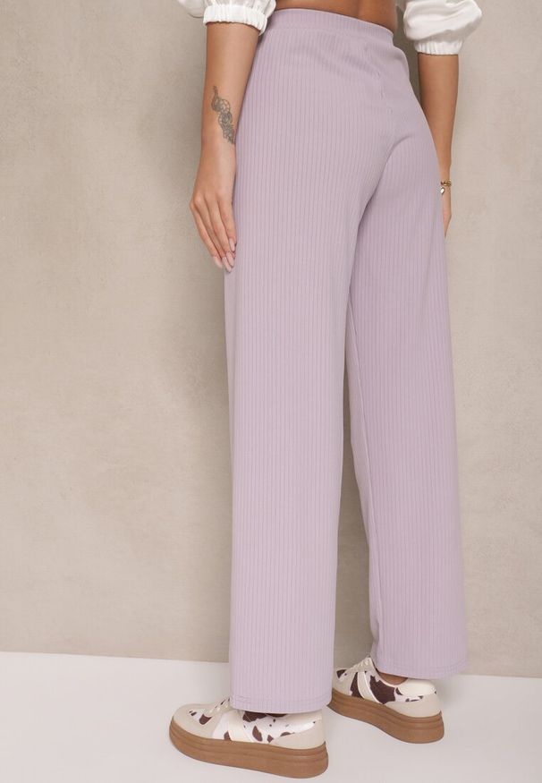Renee - Jasnofioletowe Szerokie Spodnie z Delikatnie Prążkowanego Materiału Kasaida. Kolor: fioletowy. Materiał: prążkowany, materiał. Sezon: lato