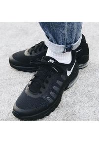 Buty do chodzenia dla dzieci Nike Air Max Invigor GS. Zapięcie: sznurówki. Kolor: wielokolorowy, czarny. Materiał: materiał, syntetyk, tkanina. Szerokość cholewki: normalna. Model: Nike Air Max. Sport: turystyka piesza