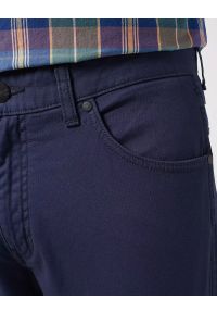 Wrangler - WRANGLER GREENSBORO MĘSKIE SPODNIE MATERIAŁOWE CHINO CHINOSY DARK NAVY 112350802. Materiał: materiał #6