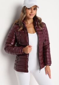 Born2be - Bordowa Pikowana Kurtka Wykończona Odpinanym Kapturem i Gumką przy Rękawach Mivisea. Okazja: na co dzień. Kolor: czerwony. Materiał: jeans. Styl: casual #6