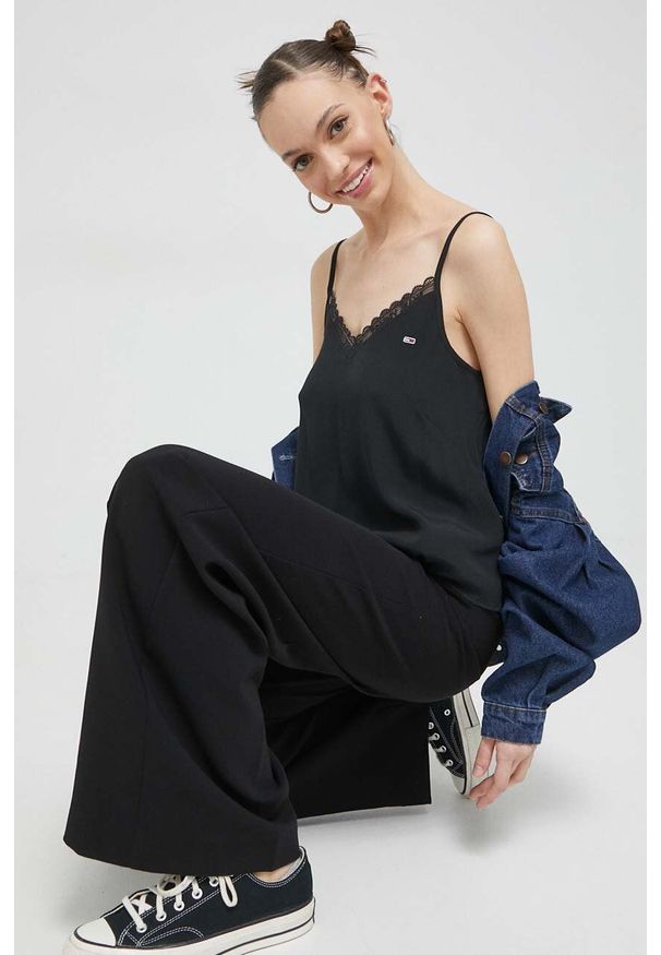 Tommy Jeans top damski kolor czarny. Okazja: na co dzień. Kolor: czarny. Materiał: tkanina, wiskoza, koronka. Długość rękawa: na ramiączkach. Wzór: aplikacja. Styl: casual