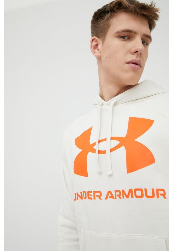 Under Armour bluza 1357093 męska kolor beżowy z kapturem. Typ kołnierza: kaptur. Kolor: beżowy. Materiał: dzianina. Długość rękawa: raglanowy rękaw. Wzór: nadruk