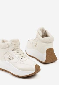 Renee - Beżowe Sneakersy Śniegowce Vices na Platformie Ozdobione Trójkątną Aplikacją Ficebia. Okazja: na co dzień. Kolor: beżowy. Materiał: jeans, skóra. Wzór: aplikacja. Obcas: na platformie #5