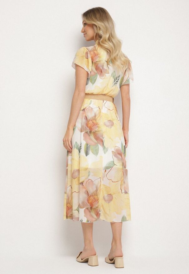 Born2be - Żółta Sukienka o Rozkloszowanym Kroju z Wiązaniem przy Dekolcie i Paskiem Sorilina. Okazja: na co dzień. Kolor: żółty. Długość rękawa: krótki rękaw. Wzór: kwiaty. Styl: casual, elegancki