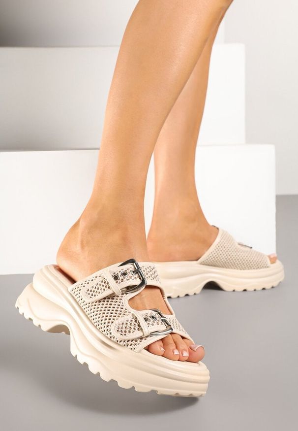 Renee - Beżowe Klapki ze Sprzączkami i Plecionką na Grubej Podeszwie z Tłoczeniami Nlerra. Nosek buta: otwarty. Kolor: beżowy. Materiał: jeans. Styl: elegancki