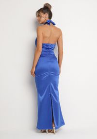 Born2be - Niebieska Satynowa Sukienka Wiązana na Szyi z Wycięciem pod Biustem i Różyczką Roneza. Kolor: niebieski. Materiał: satyna. Styl: elegancki #7