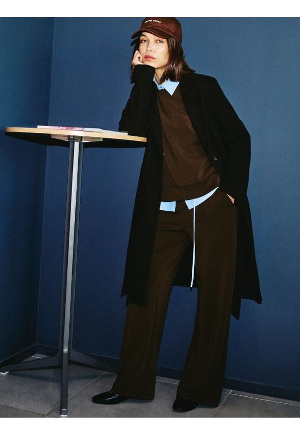 Reserved - Spodnie dresowe long leg - ciemnofioletowy. Kolor: fioletowy. Materiał: dresówka