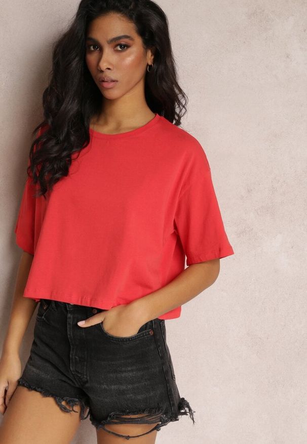 Renee - Czerwony Krótki T-shirt Oversize z Krótkim Rękawem Tiloyea. Kolor: czerwony. Długość rękawa: krótki rękaw. Długość: krótkie. Wzór: gładki