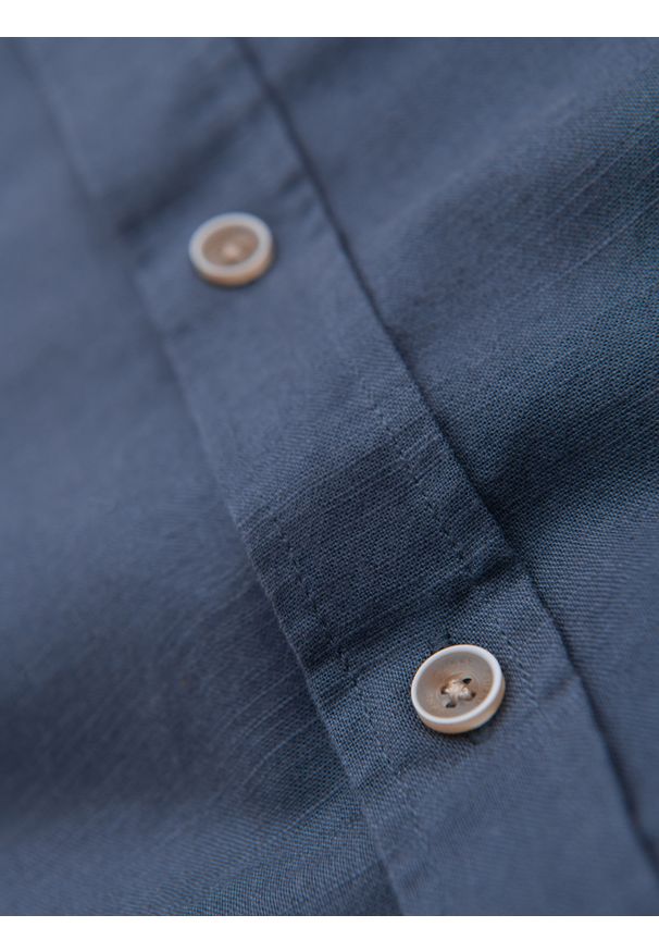 Ombre Clothing - Męska koszula lniana z klasycznym kołnierzykiem i kieszeniami REGULAR FIT – niebieska V4 - Rozmiar: L. Okazja: na co dzień. Typ kołnierza: kołnierzyk klasyczny. Kolor: niebieski. Materiał: len. Długość: długie. Wzór: aplikacja. Sezon: wiosna, lato. Styl: klasyczny