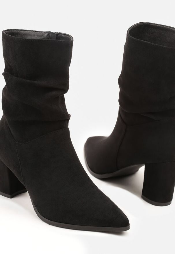 Born2be - Czarne Botki na Słupku z Marszczoną Cholewką z Imitacji Zamszu Nalurine. Okazja: na co dzień, do pracy, na spotkanie biznesowe. Kolor: czarny. Materiał: zamsz. Szerokość cholewki: normalna. Obcas: na słupku. Styl: biznesowy, klasyczny, casual, elegancki
