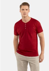 Volcano - T-shirt z rozpinanym dekoltem T-HUBRIS. Kolekcja: plus size. Kolor: czerwony. Materiał: materiał, bawełna. Długość rękawa: krótki rękaw. Długość: krótkie. Wzór: aplikacja. Styl: klasyczny #1