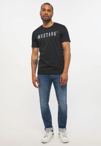 Mustang - MUSTANG Style Alex C LOGO Tee MĘSKI T-SHIRT KOSZULKA NADRUK Black 1013221 4142. Okazja: na co dzień, na randkę, na imprezę. Materiał: jeans, skóra, bawełna. Wzór: nadruk. Sezon: lato. Styl: sportowy, klasyczny, elegancki, casual #7
