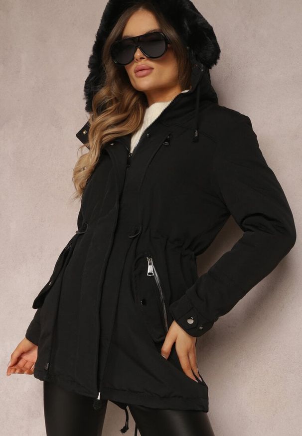Renee - Czarna Kurtka Parka z Kapturem z Futerkiem Jossie. Okazja: na co dzień. Typ kołnierza: kaptur. Kolor: czarny. Materiał: futro. Sezon: zima. Styl: klasyczny, casual, elegancki