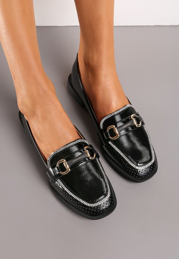 Renee - Czarne Półbuty w Stylu Loafersów z Perforacją Drobnymi Cyrkoniami i Klamrą Keryth. Okazja: na co dzień. Nosek buta: okrągły. Zapięcie: klamry. Kolor: czarny. Materiał: bawełna, materiał, jedwab, len. Wzór: aplikacja. Obcas: na płaskiej podeszwie. Styl: elegancki, casual