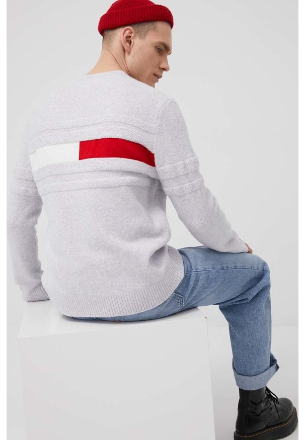 Tommy Jeans sweter z domieszką wełny DM0DM12211.PPYY męski kolor szary ciepły. Okazja: na co dzień. Kolor: szary. Materiał: wełna. Długość rękawa: długi rękaw. Długość: długie. Wzór: ze splotem, melanż. Styl: casual