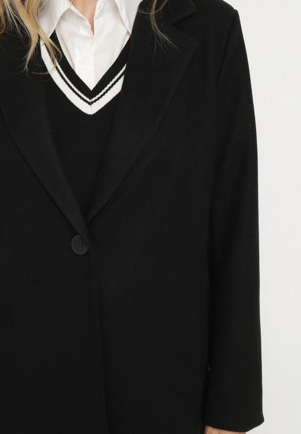 Born2be - Czarny Płaszcz Jednorzędowy Sono. Okazja: na co dzień. Typ kołnierza: golf. Kolor: czarny. Materiał: dzianina, jeans. Długość: do kolan. Styl: casual