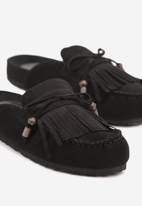 Renee - Czarne Klapki Ozdobione Kokardą i Frędzlami Felindrise. Okazja: na spacer. Kolor: czarny. Wzór: aplikacja. Sezon: lato. Styl: boho, elegancki