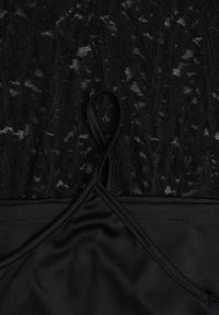 Born2be - Czarna Koronkowa Sukienka z Cienkim Paskiem i Rozkloszowanymi Rękawami Jovaila. Okazja: na co dzień. Typ kołnierza: kołnierz z falbankami. Kolor: czarny. Materiał: koronka. Długość rękawa: na ramiączkach. Wzór: koronka. Typ sukienki: rozkloszowane. Styl: klasyczny, casual #2