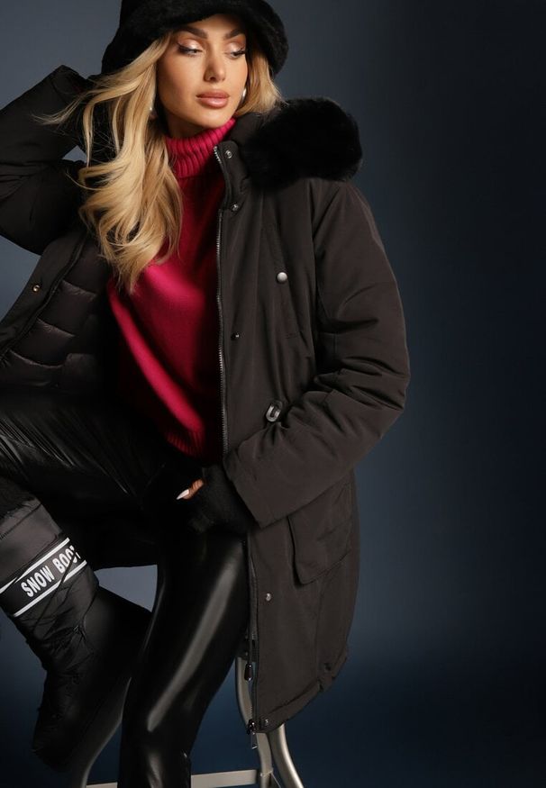 Renee - Czarna Dwustronna Kurtka Parka z Kapturem Wewnętrzna Strona Pikowana Harinna. Okazja: na co dzień. Typ kołnierza: kaptur. Kolor: czarny. Materiał: jeans, futro. Długość rękawa: długi rękaw. Długość: długie. Styl: klasyczny, casual, elegancki