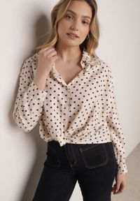 Born2be - Beżowa Wiskozowa Koszula w Kropki z Ozdobnym Węzłem Corilis. Okazja: na co dzień. Typ kołnierza: kołnierzyk klasyczny. Kolor: beżowy. Materiał: wiskoza. Długość: długie. Wzór: kropki. Styl: casual, klasyczny #1