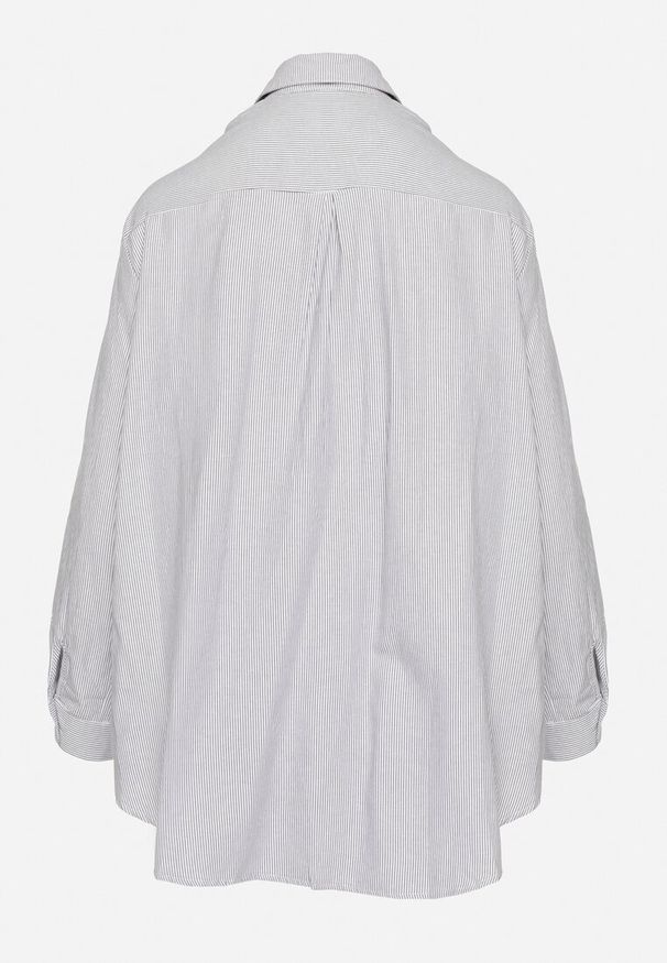 Born2be - Granatowo-Biała Koszula w Drobne Paski o Klasycznym Fasonie Arkelea. Okazja: na co dzień. Typ kołnierza: kołnierzyk klasyczny. Kolor: niebieski. Materiał: jeans. Długość rękawa: długi rękaw. Długość: długie. Wzór: paski. Styl: klasyczny